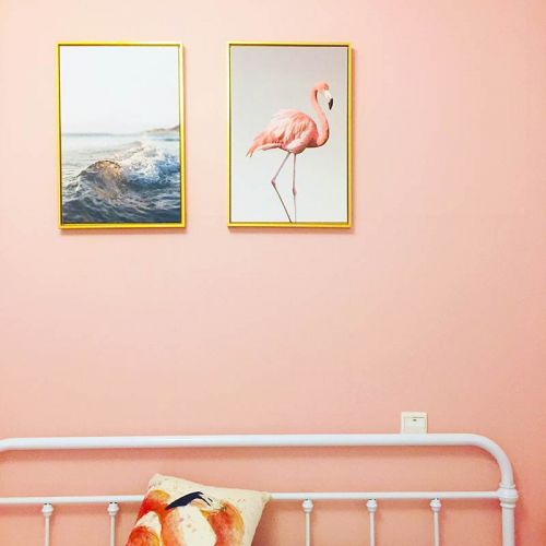 Detalle de cabecero de cama con pared en color salmón