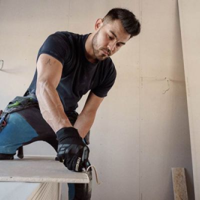 Operario cortando pladur