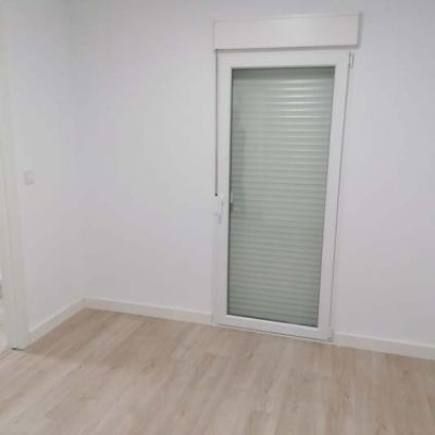 Reforma integral de vivienda con suelo claro de madera