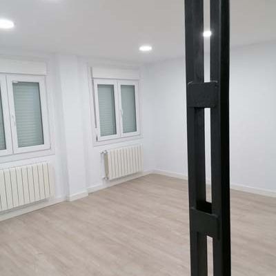 Reforma integral de vivienda con suelo claro de madera