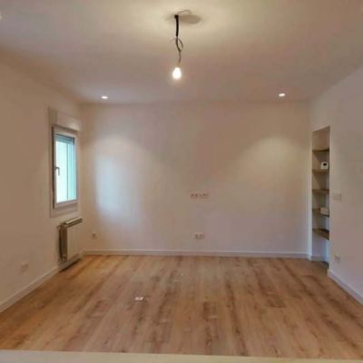 Salón diáfano con suelo de madera