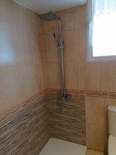 Vista de zona de ducha de cuarto de baño