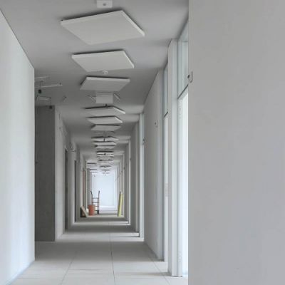 Pasillo con paredes de pladur y techo aislado de ruido