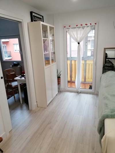 Pasillo en vivienda con suelo de madera claro