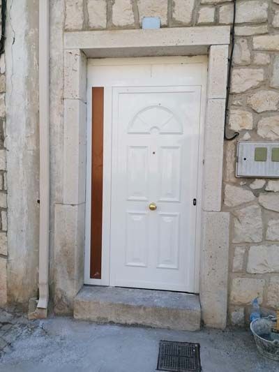 Cambio de puerta exterior en color blanco