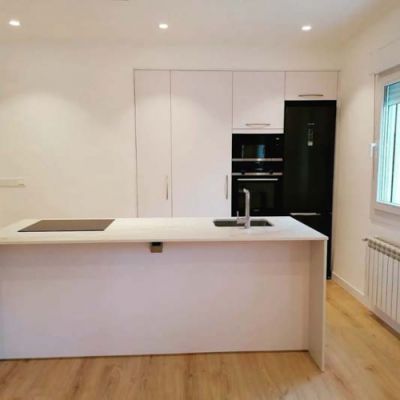Cocina reformada en color blanco