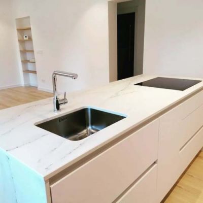 Vista de isla de cocina en sala reformada