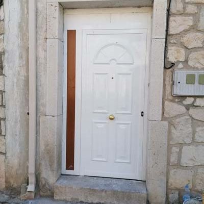 Cambio de puerta exterior en color blanco