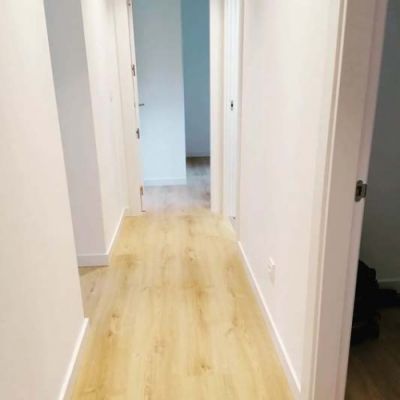 Pasillo reformado con suelo de madera claro