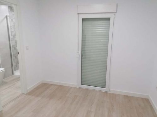Reforma integral de vivienda con suelo claro de madera