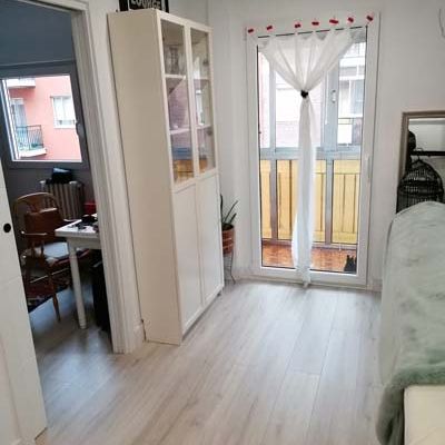 Pasillo en vivienda con suelo de madera claro