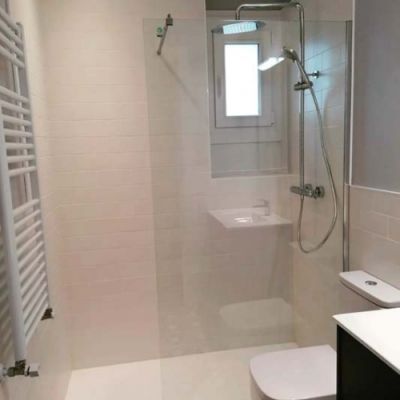 Vista de la mampara de ducha del cuarto de baño reformado