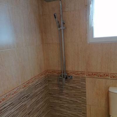 Vista de zona de ducha de cuarto de baño