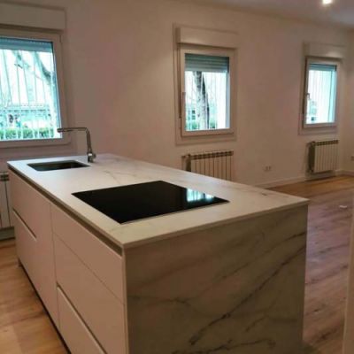 Vista de isla de cocina en sala reformada