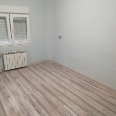 Habitación reformada tono gris claro