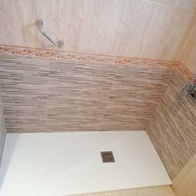 Plato de ducha rematado sobre azulejo