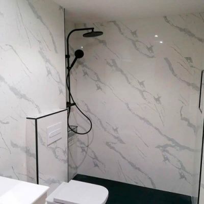 Detalle de grifería en zona de ducha